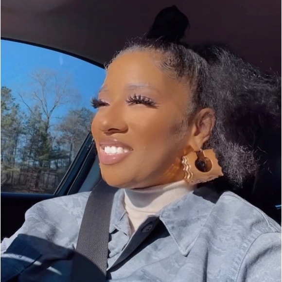 Meet your Posher, Keisha - Picture 2 of 2